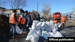 Наводнение и строительство дамбы в Ирбите (Свердловская область), апрель 2016 года